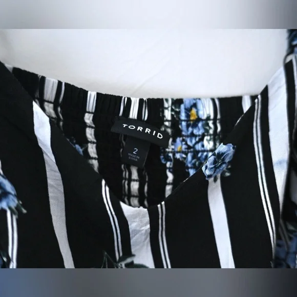 Torrid Size 2 Black, White & Blue Floral Striped Cropped Jumpsuit Women - Picture 7 of 12